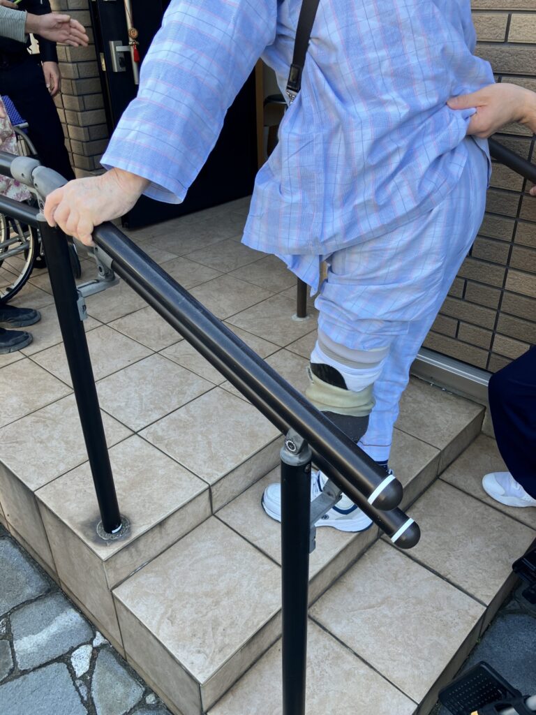 手すりを使用する人